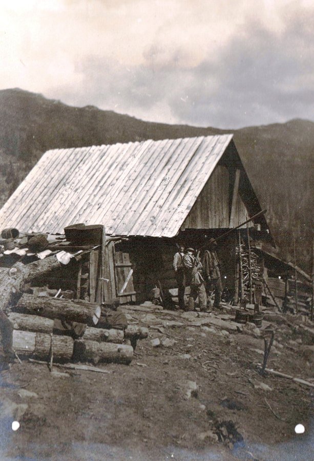 Стая-колиба під Попом Іваном, 1930 рік. Фото о. Степан Венгринович. Музеї у Фитькові