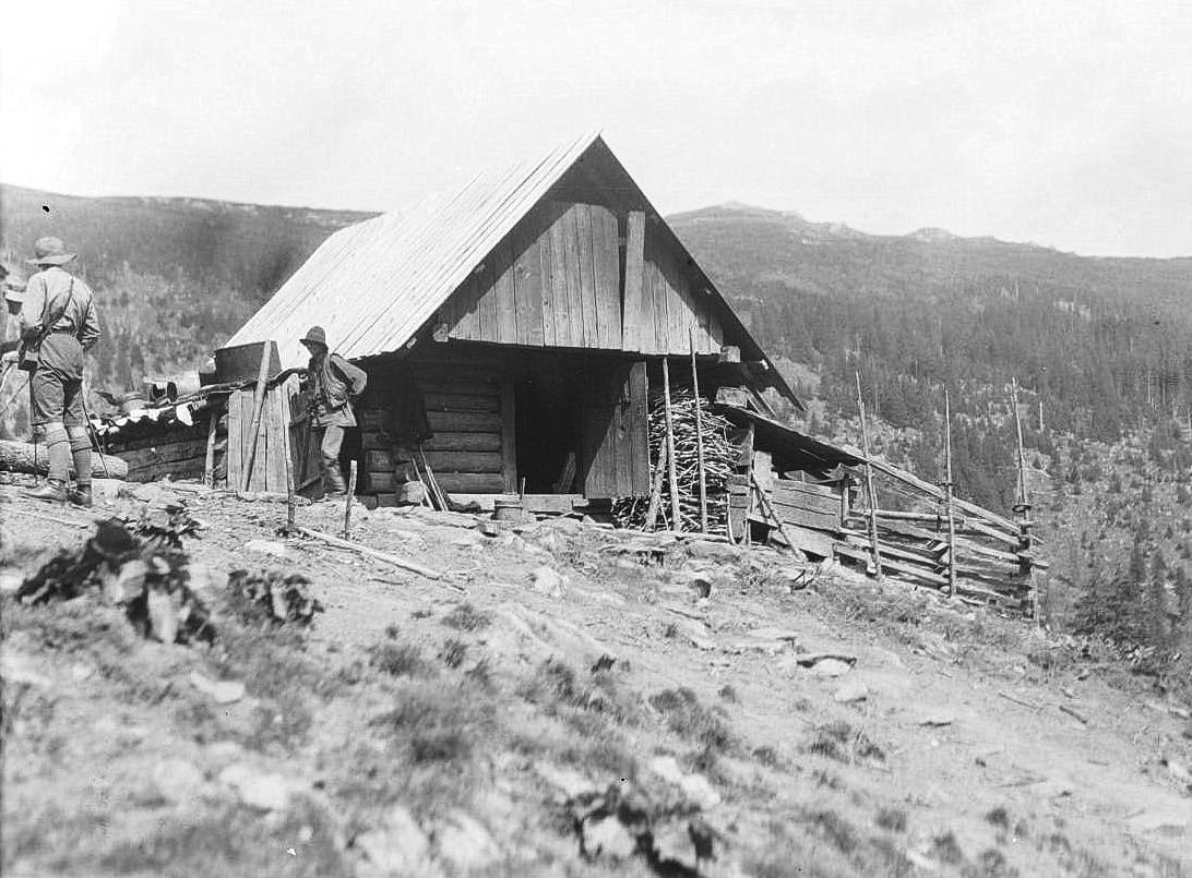 Стая-колиба під горою Піп Іван, 1930 р. Фотограф невідомий. Зі сторінки Robert Erik у FB