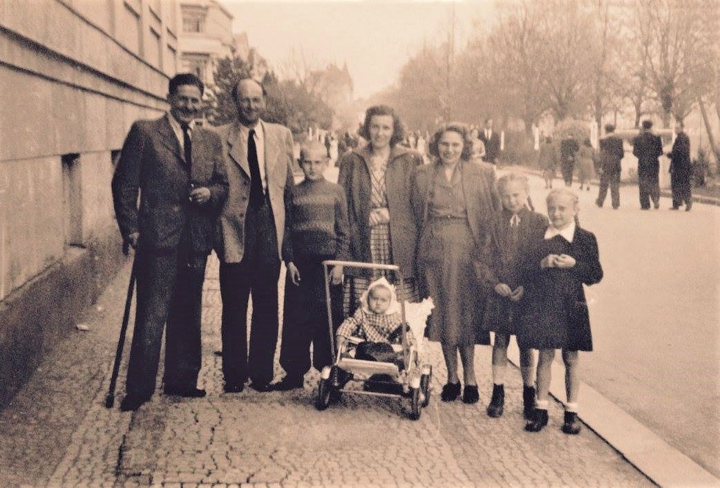 Степан Качурек (зліва) під час прогулянки набережною в Ужгороді, 1955 рік. З фотоколекції Андрія Куруца