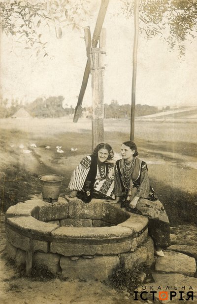 Дівчата біля криниці, с. Сухівці Збаразького п-ту Тернопільського в-ва, 1930-ті рр.