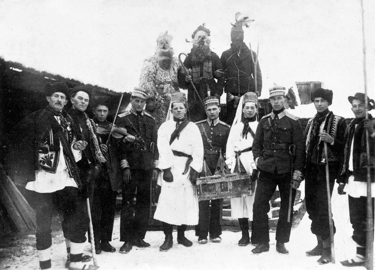 Так колядували у селі Богдан на Рахівщині у 1940 році. Фото з архіву Петра Ференца