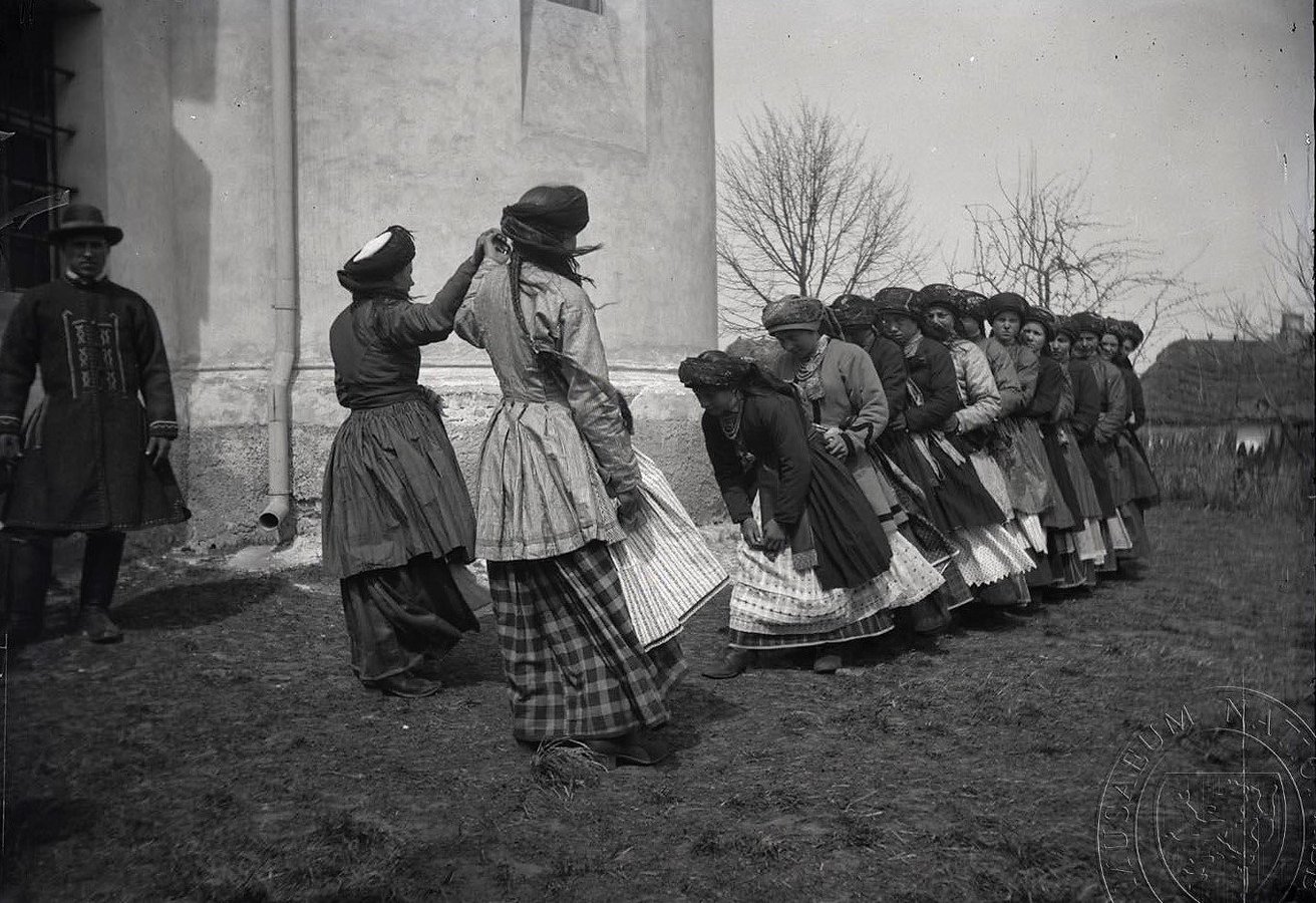 Танці дівчат біля церкви. Село Денисів, Тернопільщина. František Řehoř, 1890-ті рр. XIX ст., XXIV_313 Sbírka Národního muzea. Praha, Česká republika