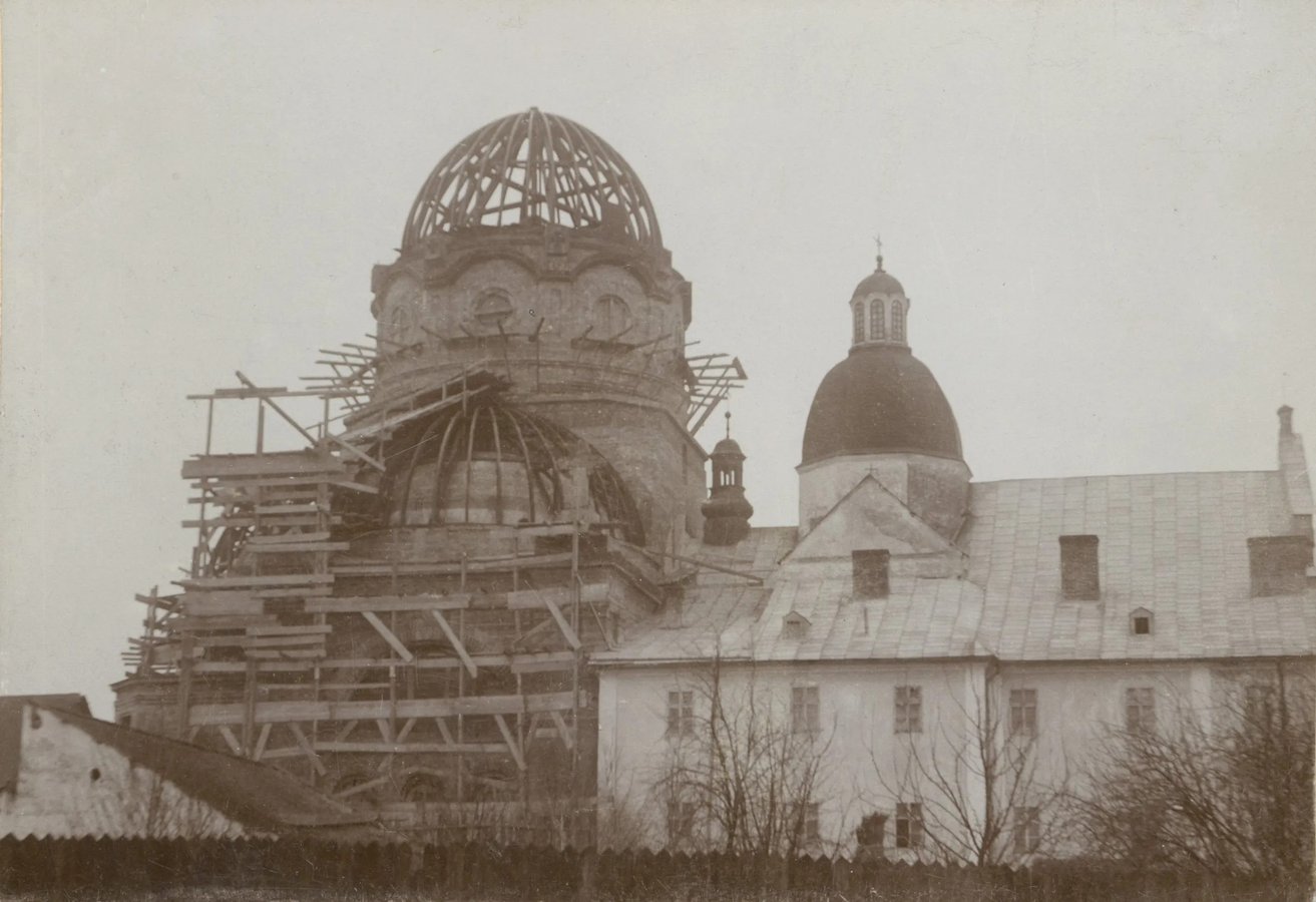 Церква Різдва Христового в Жовкві під час перебудови. Фото 1903-1906 рр.