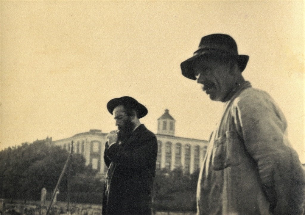 У Мукачеві біля тютюнової фабрики, серпень 1934 року. Фото Зденка Фейфара з особистого архіву Петра Фейфара