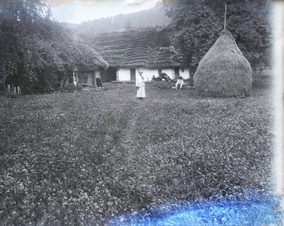 У селі Ворочово на Перечинщині, 1922 р. Amalie Kožmínová OAE_n4186 Sbírka Národního muzea. Praha, Česká republika.jpg