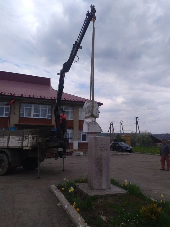У селі Заріччя, що біля курортної Яремчі, нарешті демонтовано погруддя Руднєву, 6 травня.jpg