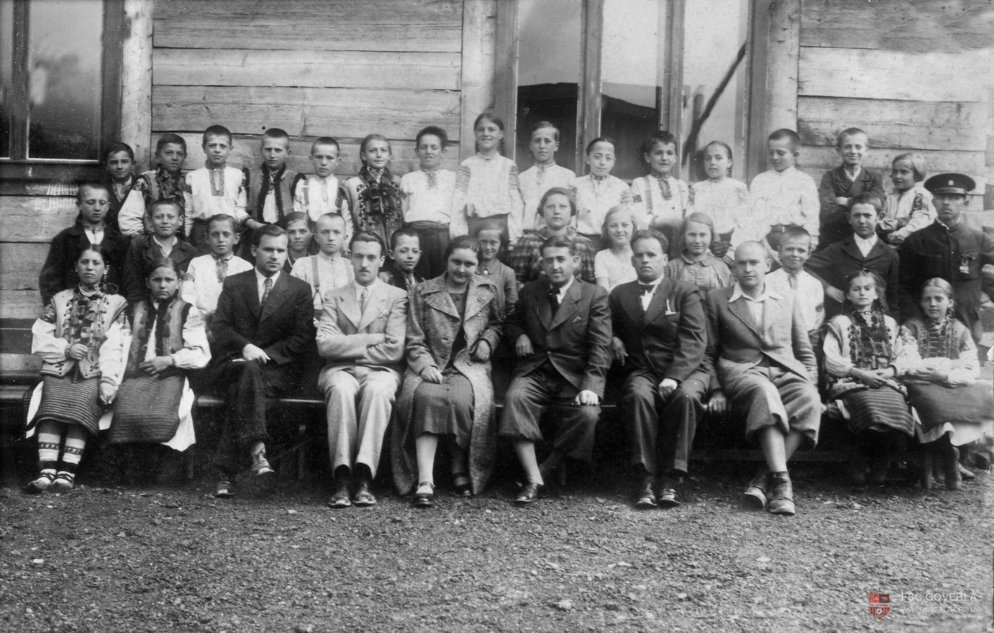 Учителі та учні у селищі Ясіня, 1920–1930-ті роки goverla.org.ua