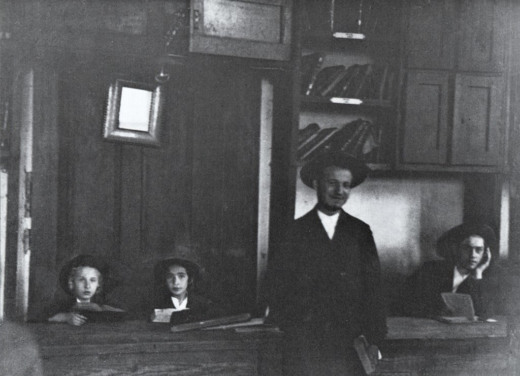 Учні хедера – єврейської школи у Мукачеві, 1930 р. Felix H. Man. Фото з книги Man With Camera (1984 р