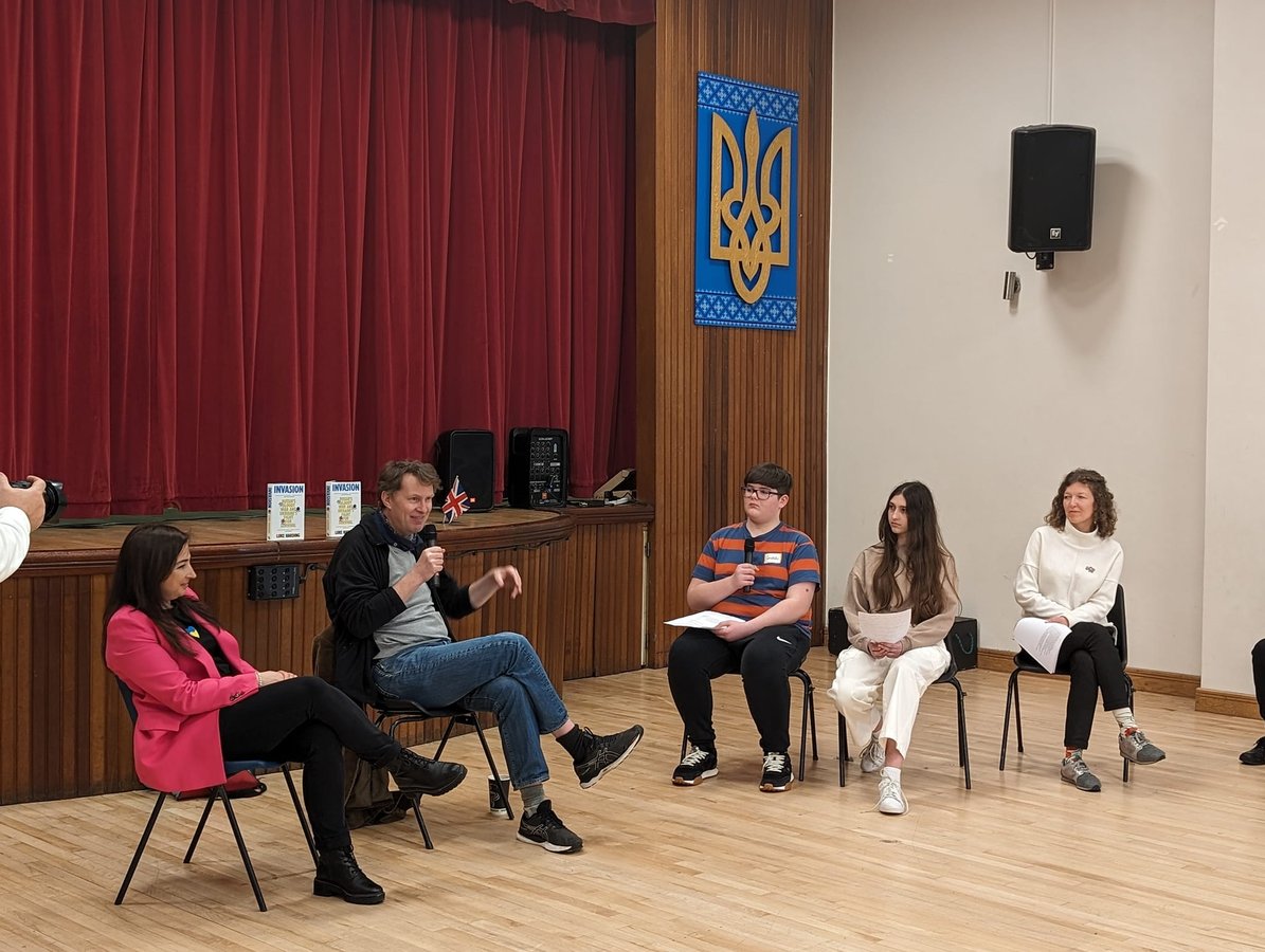 Учні школи інтерв'юють журналіста Гардіан Люка Гардінга_02_2025