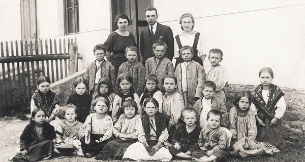 Учні та вчителі у селі Волосянка, 1920-ті роки. Фото зі збірки Ольги Тимофієвої