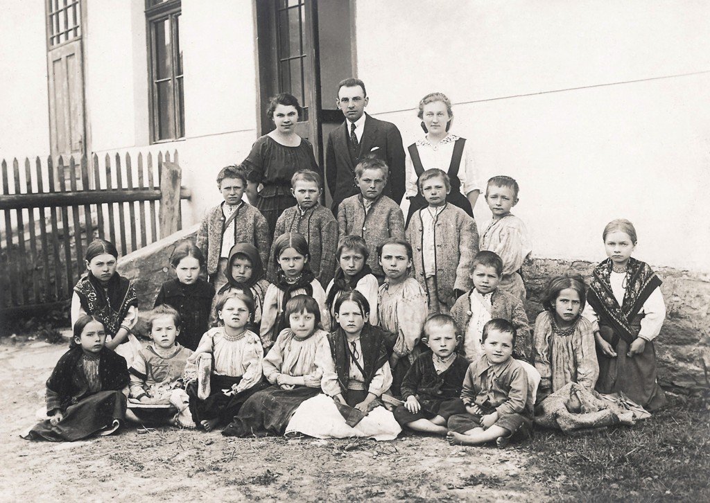 Учні та вчителі у селі Волосянка, 1920-ті роки. Фото зі збірки Ольги Тимофієвої