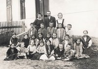 Учні та вчителі у селі Волосянка, 1920-ті роки. Фото зі збірки Ольги Тимофієвої