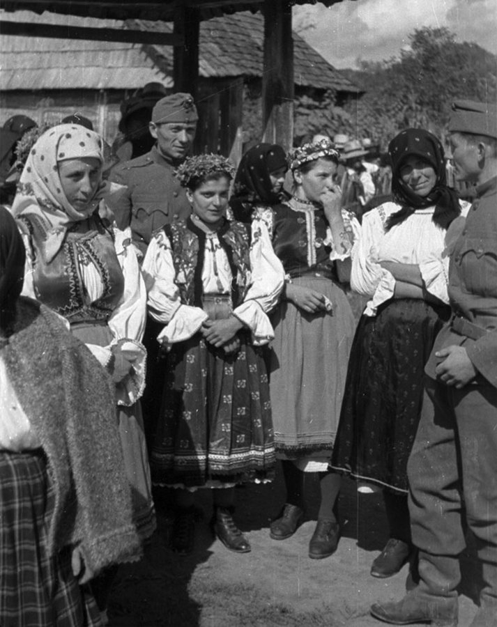Угорські військові бесідують з місцевими на Закарпатті, 1939 р