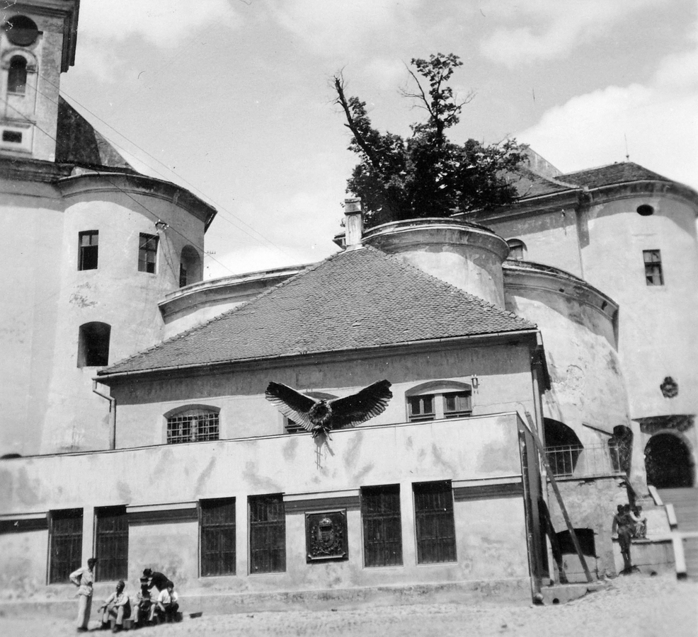 Угорські військові та турул у мукачівському замку. Фото невідомого автора, 1939 рік hungaricana.hu