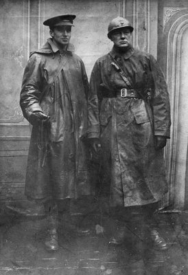 Уинстон Черчилль (справа) в роли 1-го полковника, командующего Королевскими шотландскими стрелками, в плаще, 1916 год.