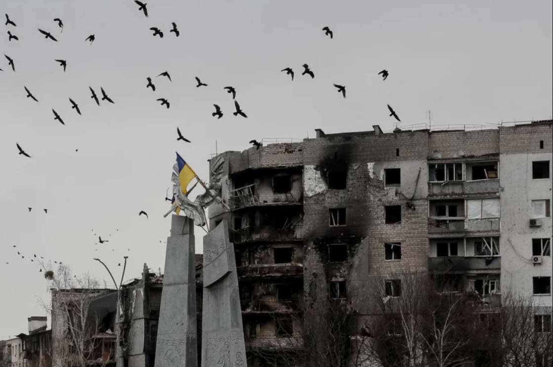Український прапор на знищеному будинку у Бородянці, квітень 2022, REUTERS, Gleb Garanich.jpg