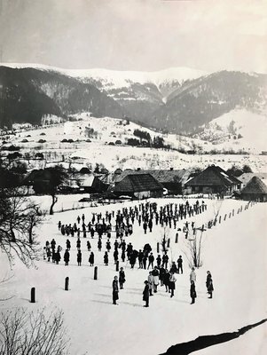 Урок фізкультури у селі Синевир, 1925 рік. Архів Михайла Марковича