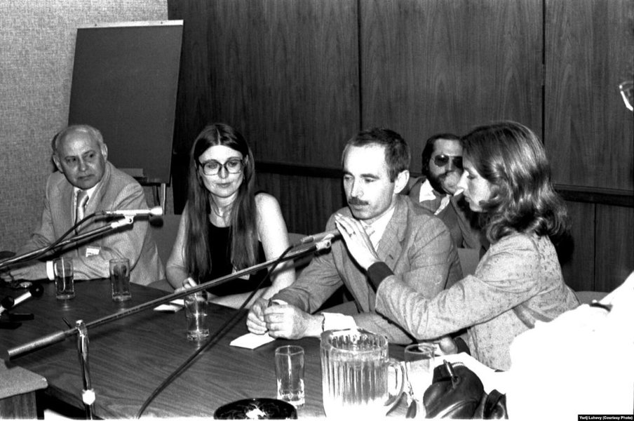 Valentyn Moroz answers questions from Canadian journalists at Dorval Airport in Montreal. Translators Zoryana Hrytsenko (left) and Bohdana Zvonok (right). June, 1979. Photo Yuriy Luhovy