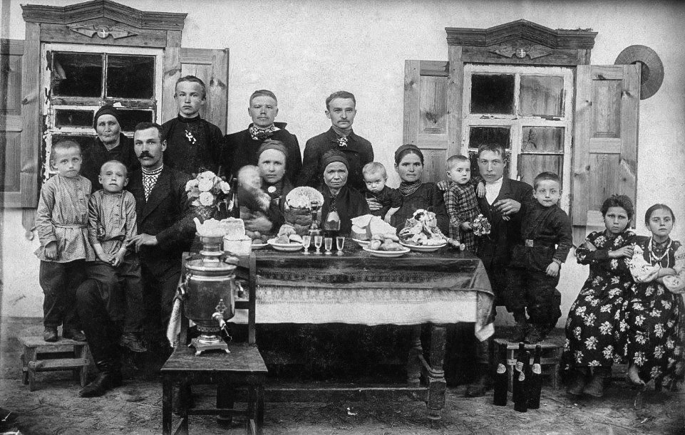 Великодній стіл на Полтавщині, 1910-ті.jpg