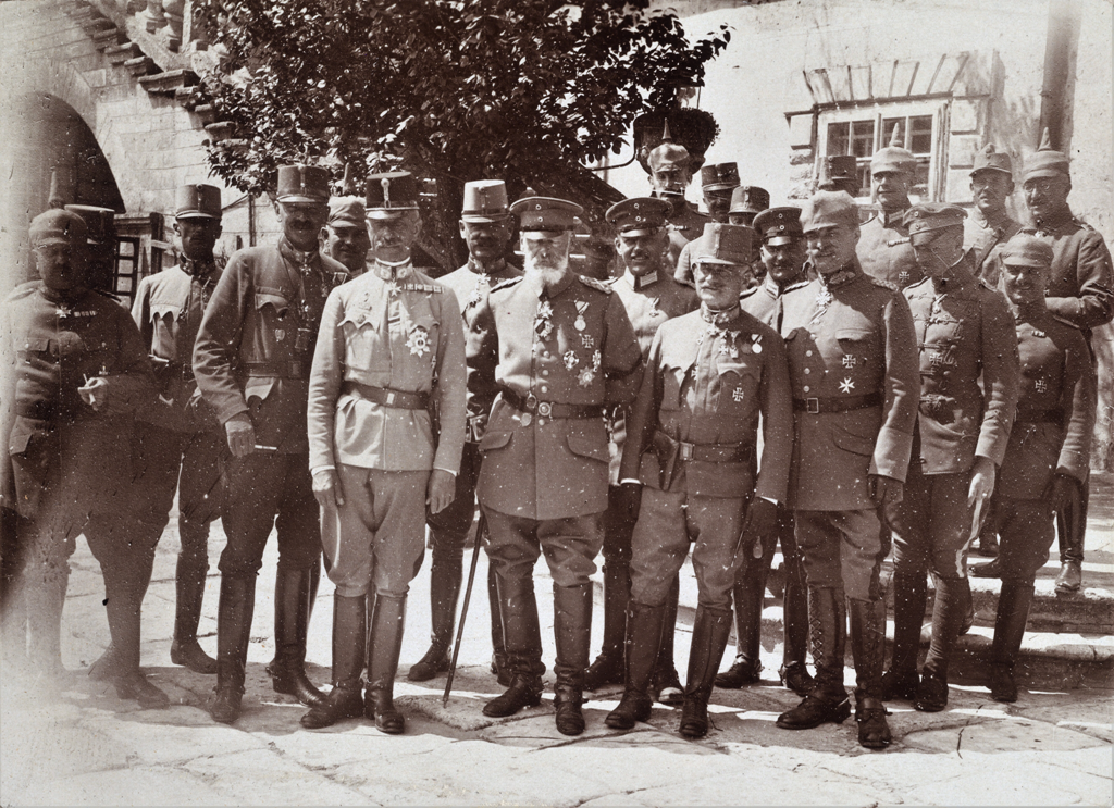 Верховний головнокомандувач східного фронту принц Леопольд Баварський (у центрі) в Хорові, 26 червня. Галичина, 1917 р. ÖNB Schalek Alice