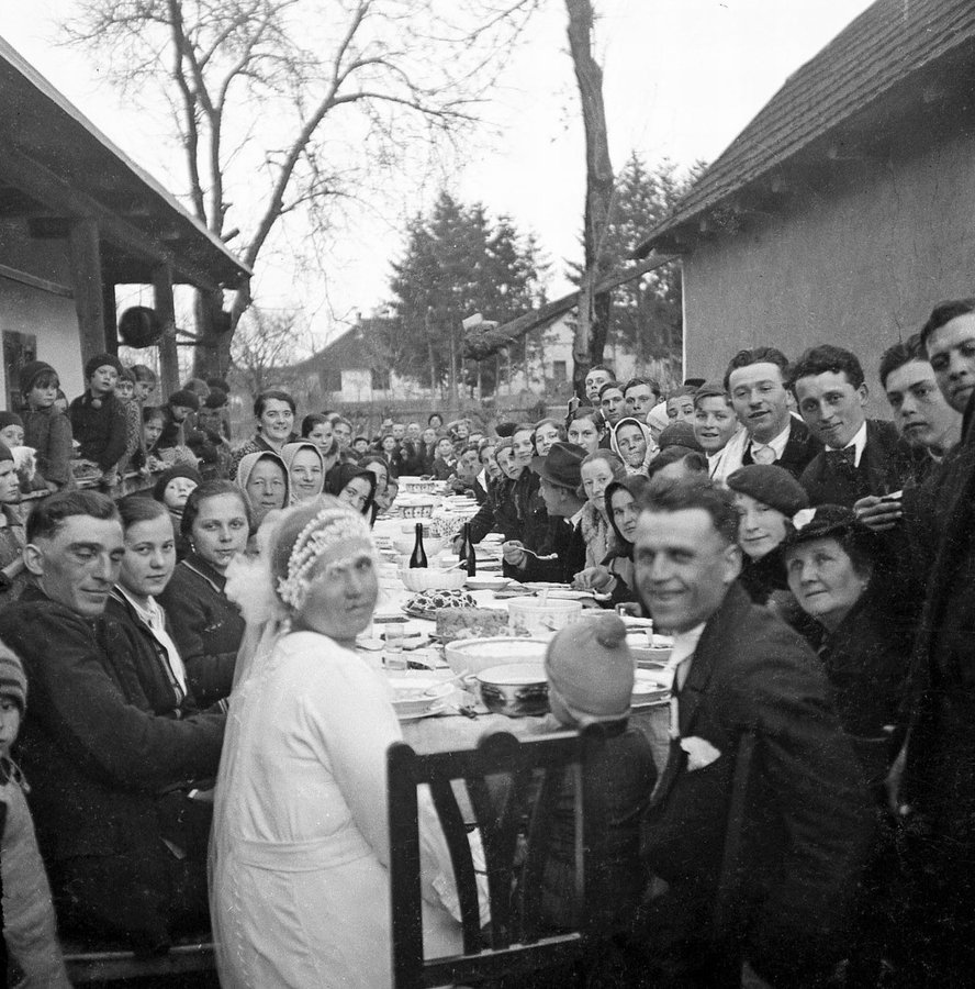 Весільне застілля у селі Оклі Гедь, 1938 р. Török Sándor. Архів Török Éva