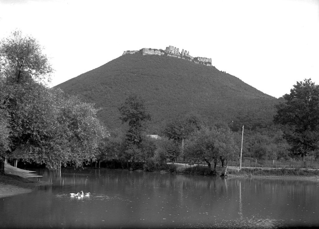 Вид на руїни Хустського замку, 1925 р. Фото Флоріана Заплетала з архіву Миколи Мушинки