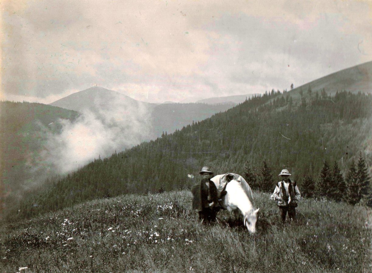 Вид з гори Баба Людова в Карпатах, 1930 р. Фото о. Степан Венгринович. Музеї у Фитькові