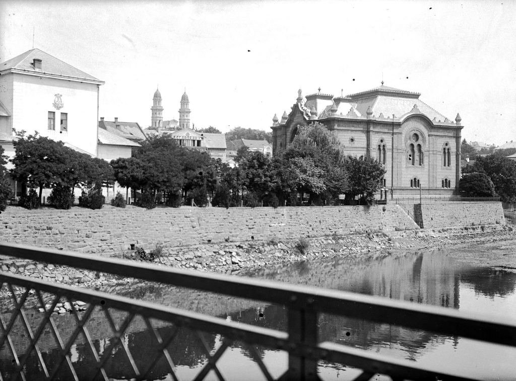 Вид з мосту на театр, кафедральний собор та синагогу в Ужгороді, 1921 р. Фото Флоріана Заплетала з архіву Миколи Мушинки