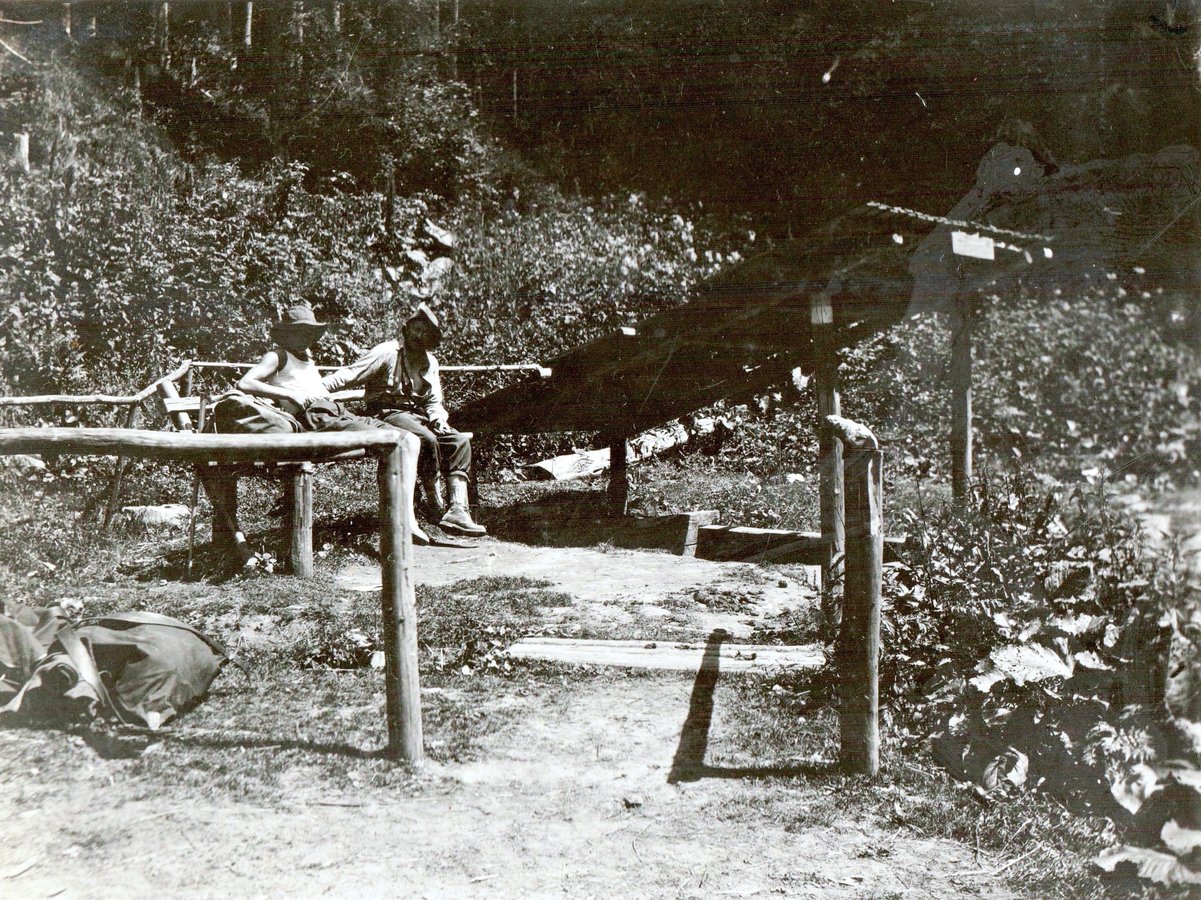 Відпочинок біля буркута, 1930 р. Фото о. Степан Венгринович. Музеї у Фитькові