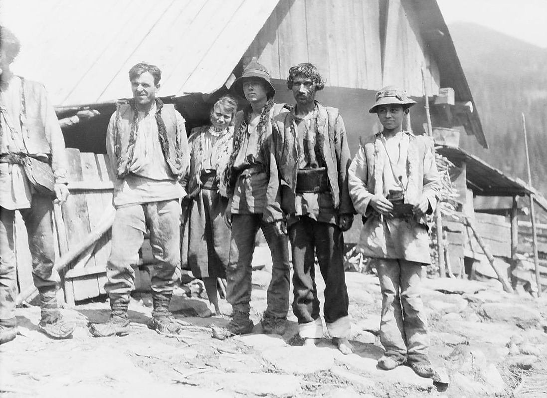 Вівчарі біля колиби-стаї під горою Піп Іван, 1930 р. Фотограф невідомий. Зі сторінки Robert Erik у FB