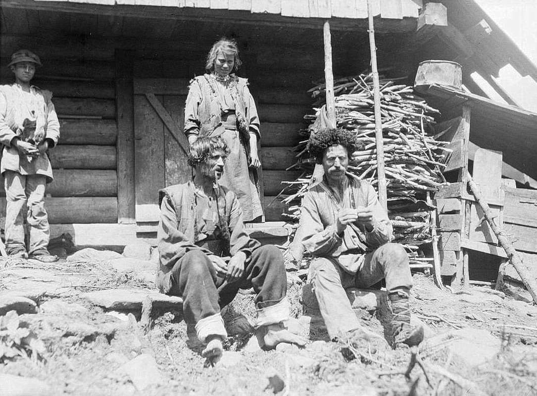 Вівчарі біля колиби під горою Піп Іван, 1930 р. Фотограф невідомий. Зі сторінки Robert Erik у FB