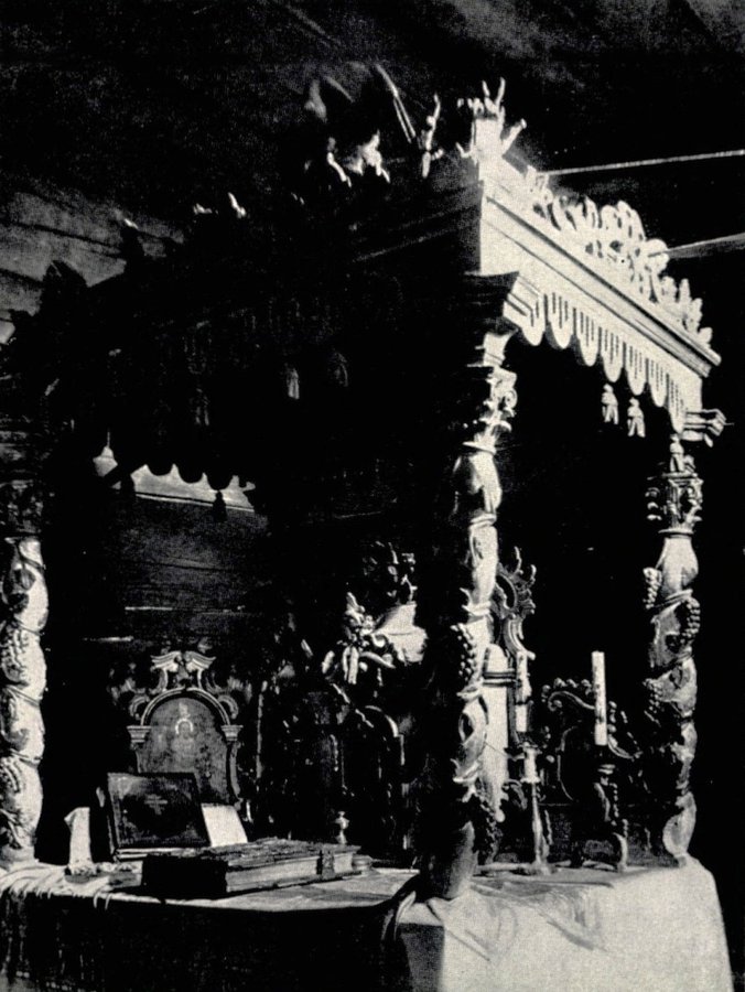 Вівтар Покровської церкви у селі Плоске, 1927 рік. Фото Богуміла Вавроушека з книги Církevní památky na Podkarpatské Rusi