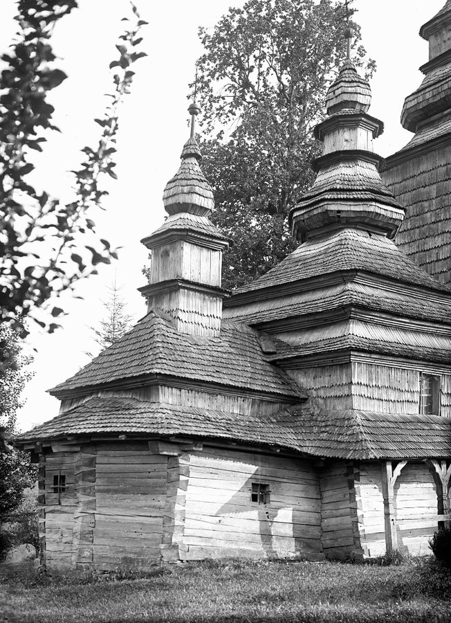 Вівтарна частина та нава Покровської церкви у селі Плоске, 1920 рік. Фото Флоріана Заплетала з архіву Миколи Мушинки