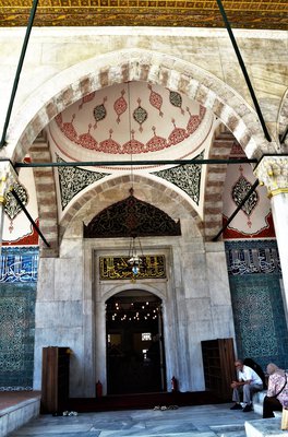 Вхід у гробницю Хатідже Турхан.jpg