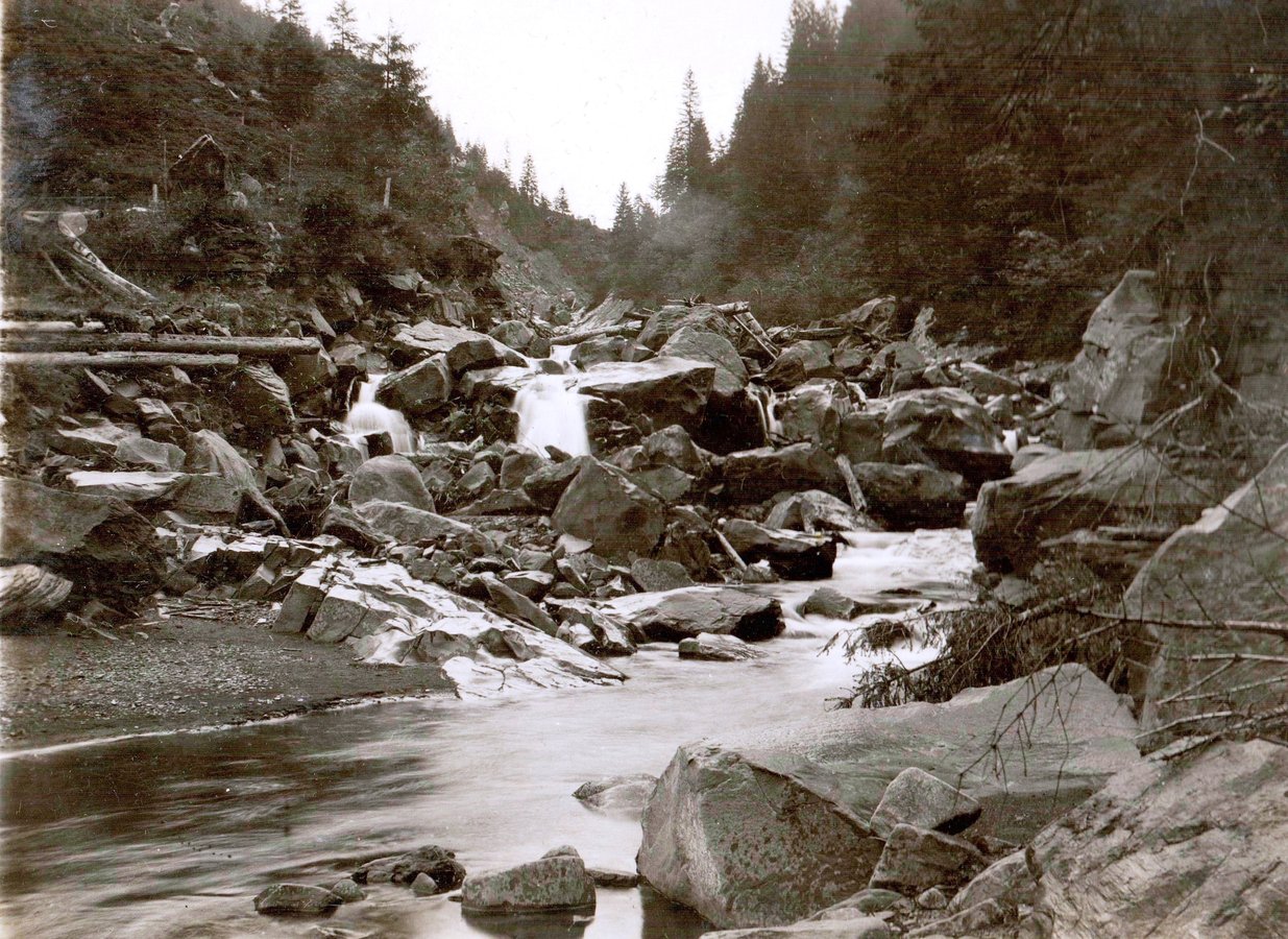 Водоспад Гук біля села Гринява, 1930 р. Фото о. Степан Венгринович. Музеї у Фитькові