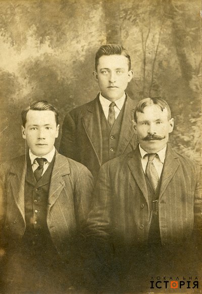 Зліва направо: Олекса Шиба, Філімон Личак, Іван Матвійчук. Канада, 1911-1921 рр.