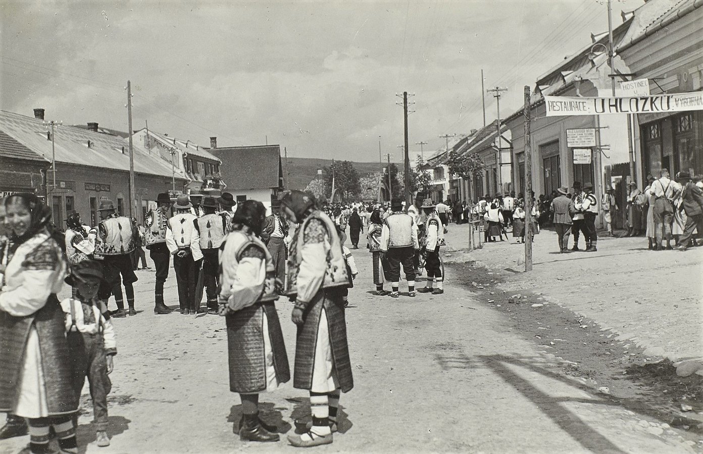 Вулична сцена у неділю після служби в церкві. Ясіня, 1934 рік
