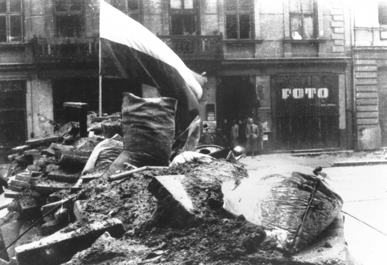 Warsaw_Uprising_-_Barricade_&_Flag_(1944)
