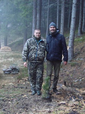 Ярослав Зеленчук і Міхаель Бромбахер саджають кедр, Перкалаба, 2013 рік