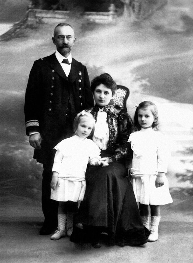 Ярослав і Отілія Окуневські з доньками, Пула, 1906