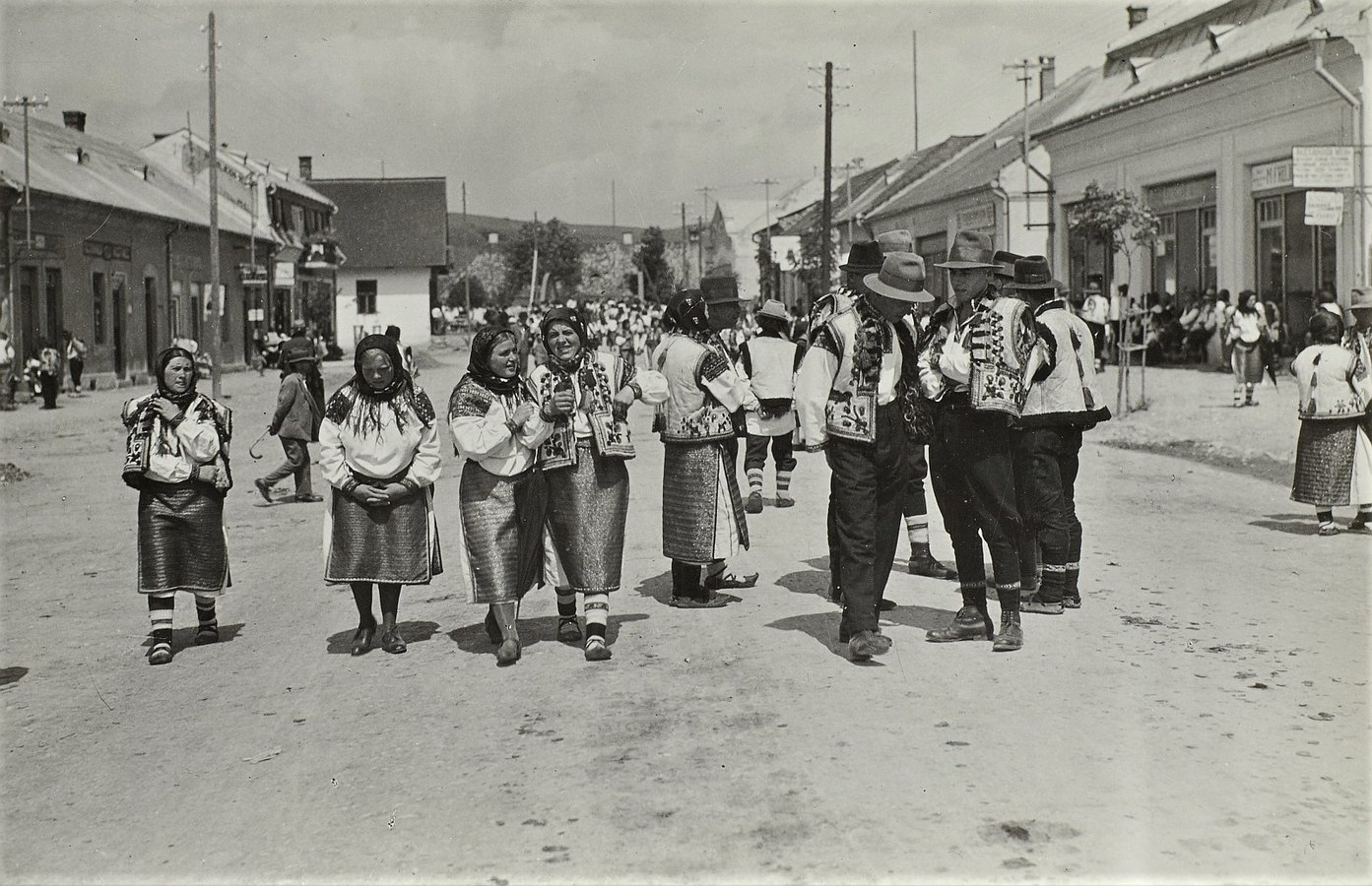 Ясіня. Вулична сцена у неділю після служби в церкві, 1934 рік. Walter Möbius, df_m_0003370 SLUB Deutsche Fotothek