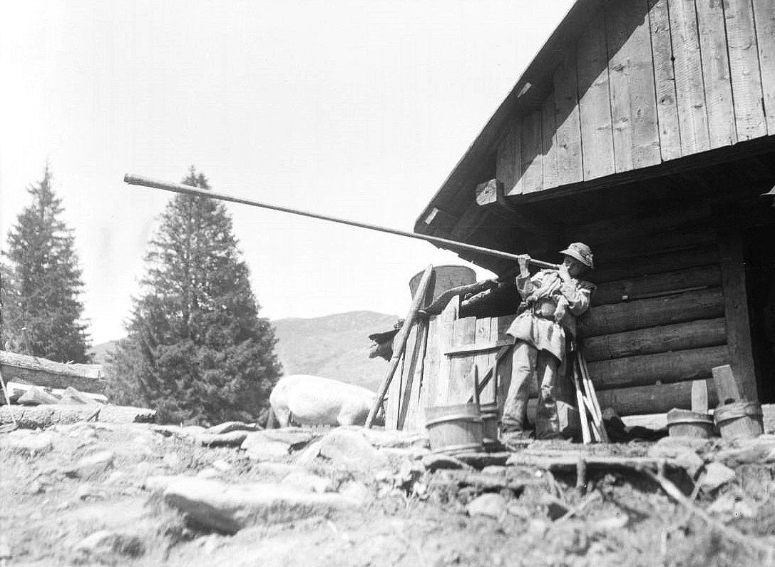 Юний пастух з трембітою біля стаї-колиби, 1930 р. Фотограф невідомий. Зі сторінки Robert Erik у FB