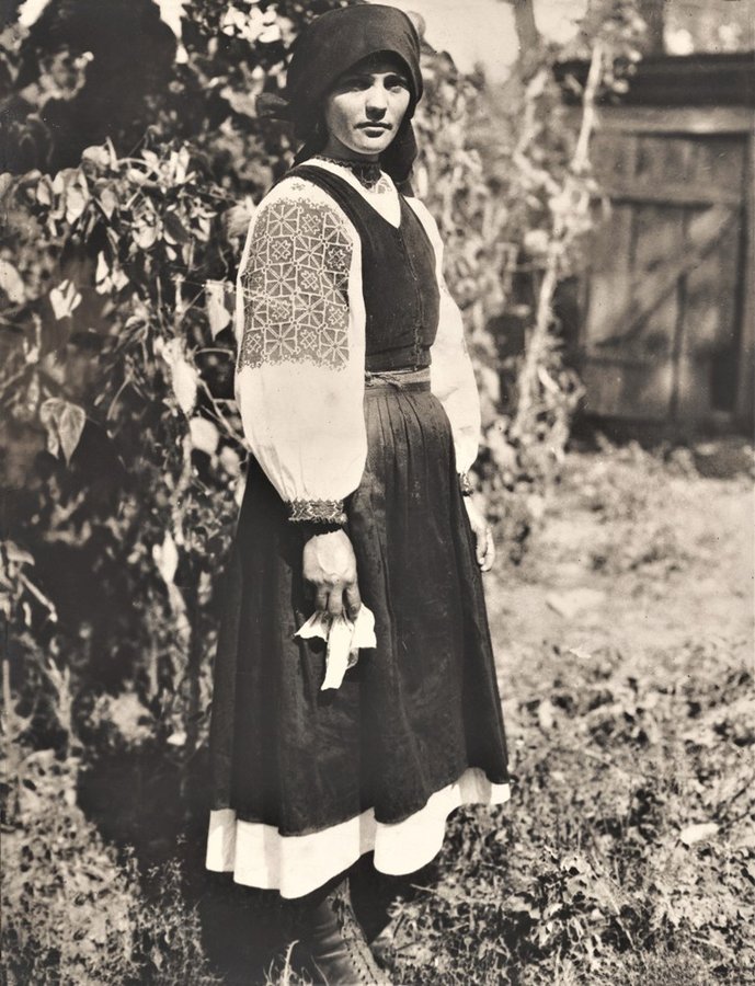 Жінка із селища Волове (нині Міжгір’я) у традиційній «заспульниці», початок 1920-х років H4-PR-3658 Sbírka Národního muzea, Praha, Česká republika