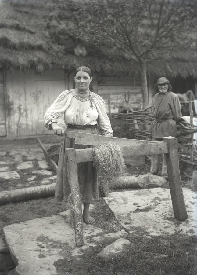 Жінка під час ламання конопель на терлиці у селі Волосянка, 1920-ті рр. Václav Sixta, OAE_n10934 Sbírka Národního muzea. Praha, Česká republika