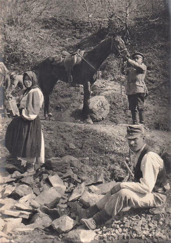 Жінка у народному одязі поряд із солдатами австро-угорської армії. Хустщина, село Нижній Бистрий. Листівка часів Першої світової війни