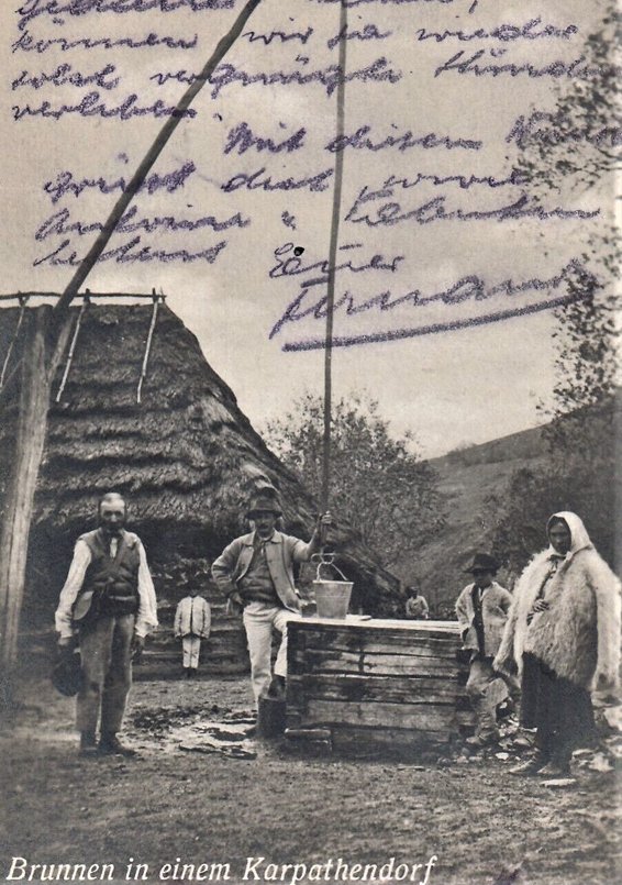 Жінка у народному одязі поряд із солдатами австро-угорської армії. Хустщина, село Нижній Бистрий. Листівка часів Першої світової війни-2