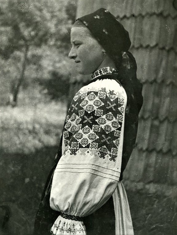 Жінка з Міжгірщини у сорочці-заспульниці, 1940-ві роки. РЕМ