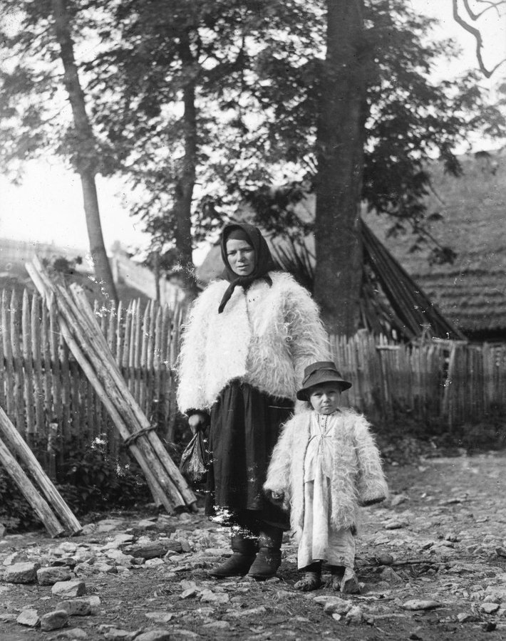 Жінка з дитиною у селі Верхній Студений на Міжгірщині, 1930 р. Фото Войтех Сук. Університет Масарика у м. Брно (Masarykova univerzita).jpg