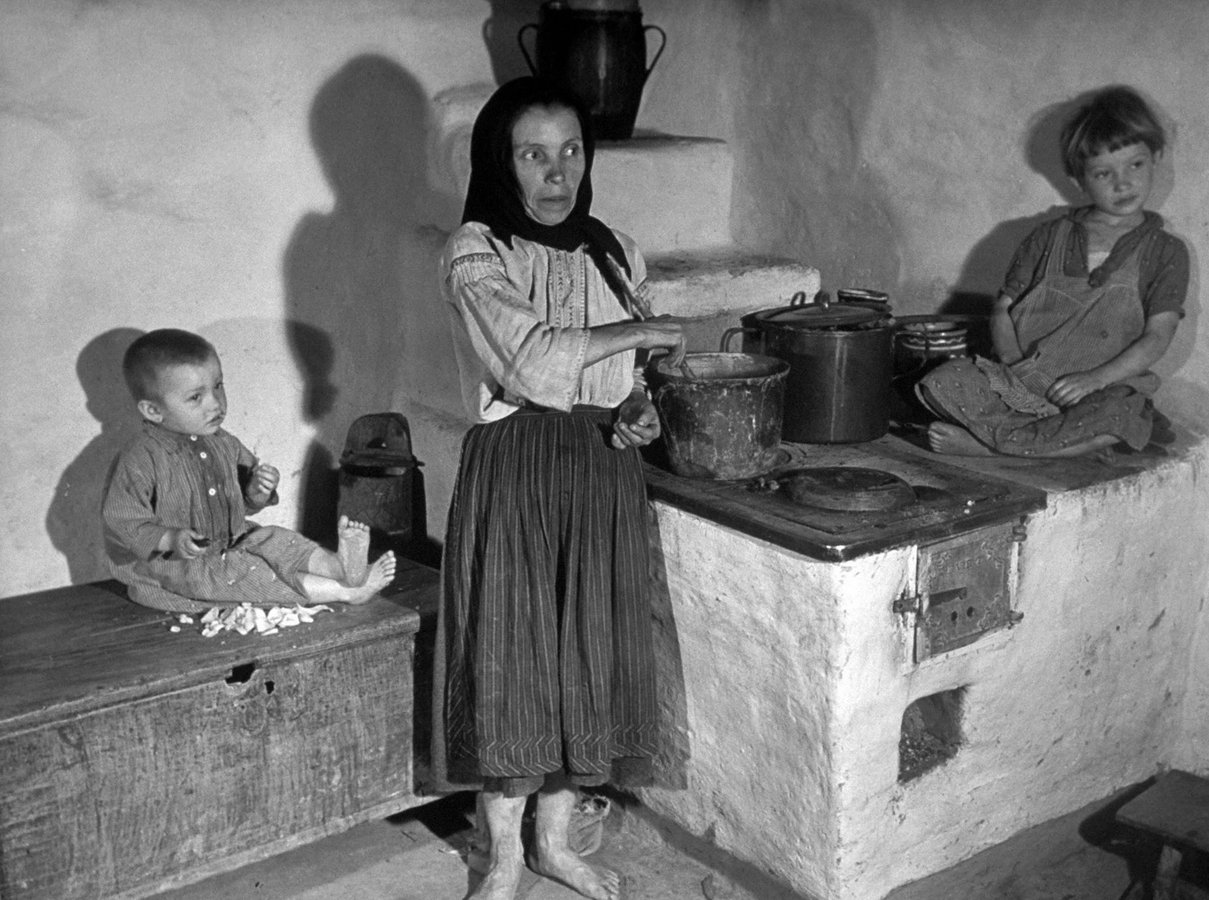 Жінка з дітьми у селі Оленьово. Підкарпатська Русь (Закарпаття), 1938 р. Марґарет Бурк-Вайт для «LIFE» © Time Inc.jpg