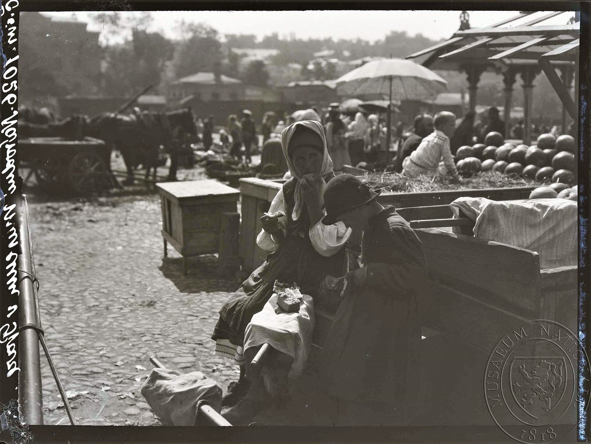 Жінка з хлопчиком на ринку. Київ. Karel Chotek, 1911. OAE_n1026 Sbírka Národního muzea. Praha, Česká republika.jpg